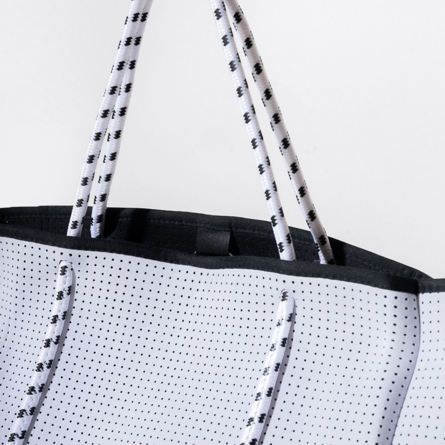 EVERYDAY TOTE NOT WHITE