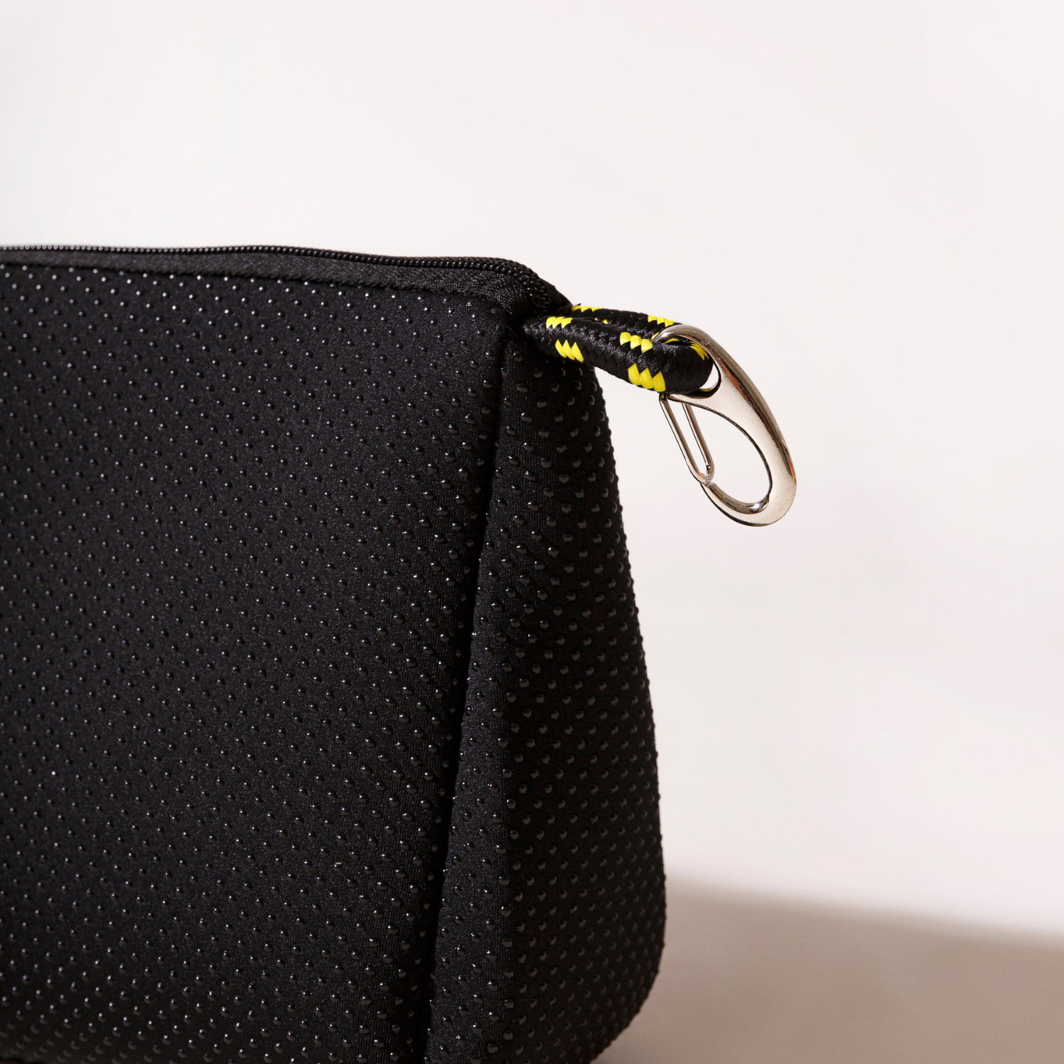 ESSENTIAL POUCH BLACK