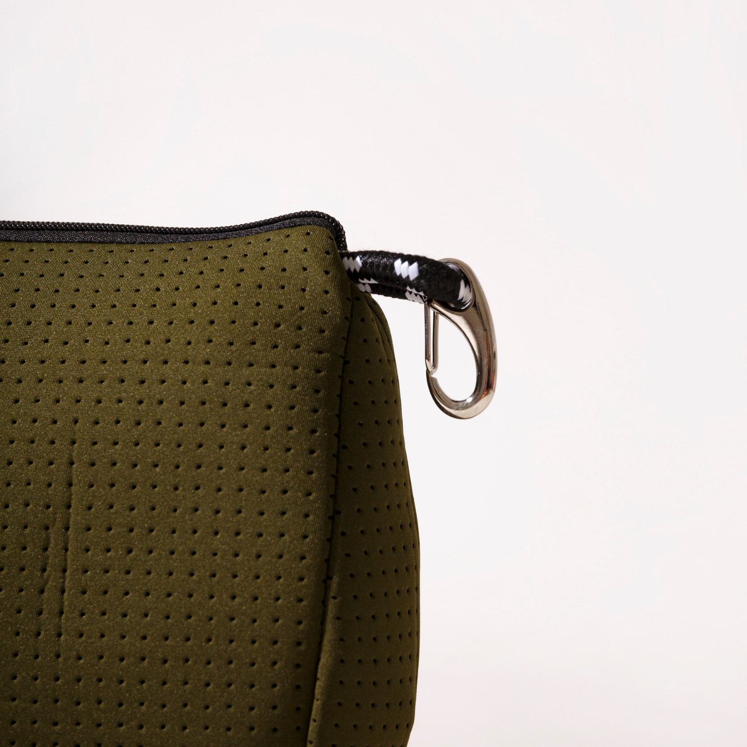 ESSENTIAL POUCH SAFARI GREEN