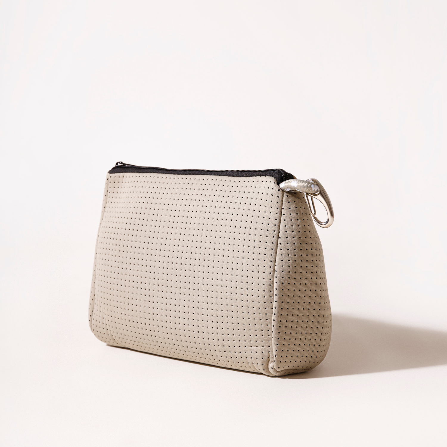 ESSENTIAL POUCH TAUPE