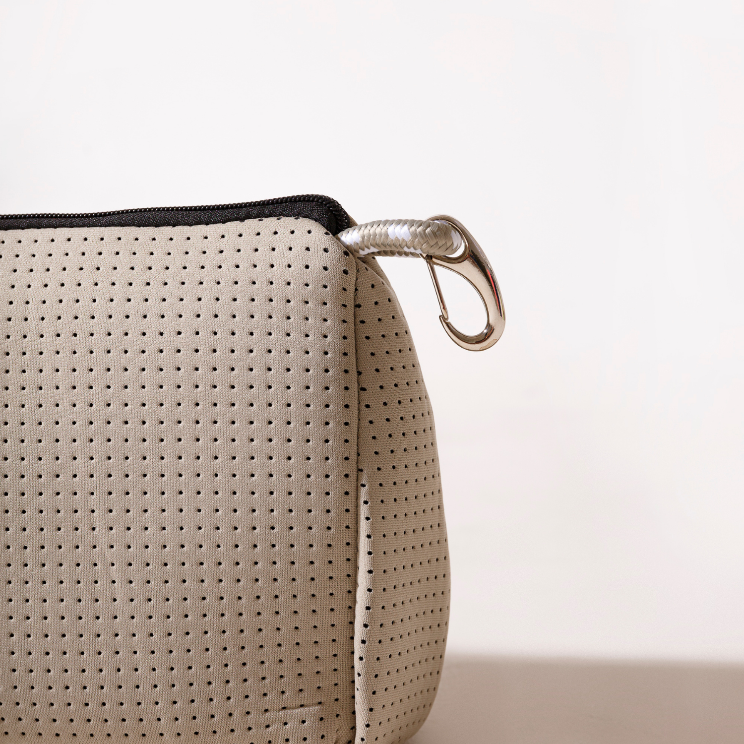 ESSENTIAL POUCH TAUPE